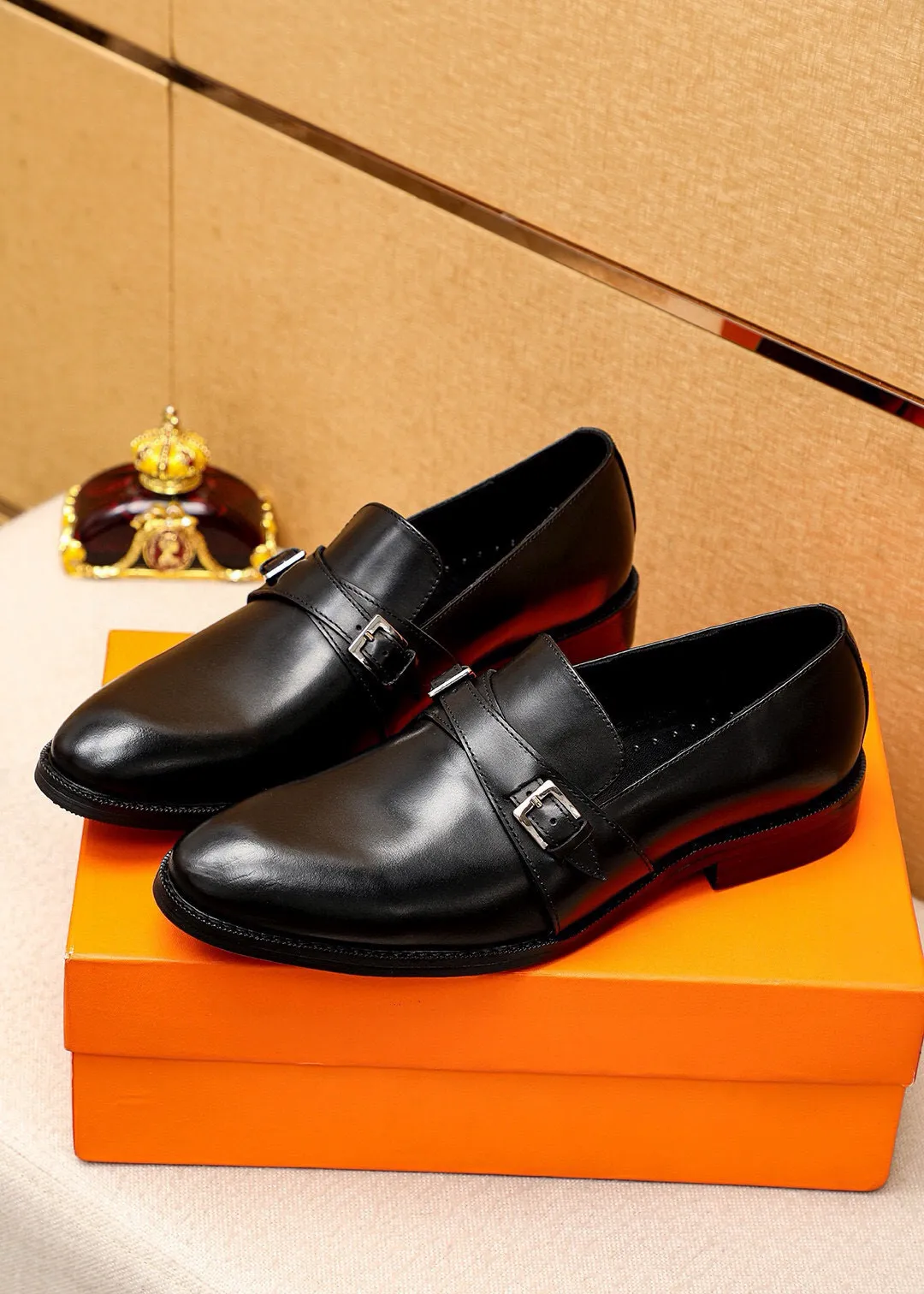 Men's shoes💰480💐 Product trademark: HERMES "Hermès" business leather shoes Regular size: 38-44 (45🉑️customized) Product materials: Selected imported first-layer calfskin upper, imported water-dyed cowhide lining. Strong three-dimensional visual effect, non-slip and wear-resistant combination outsole Color: 2⃣️colors available